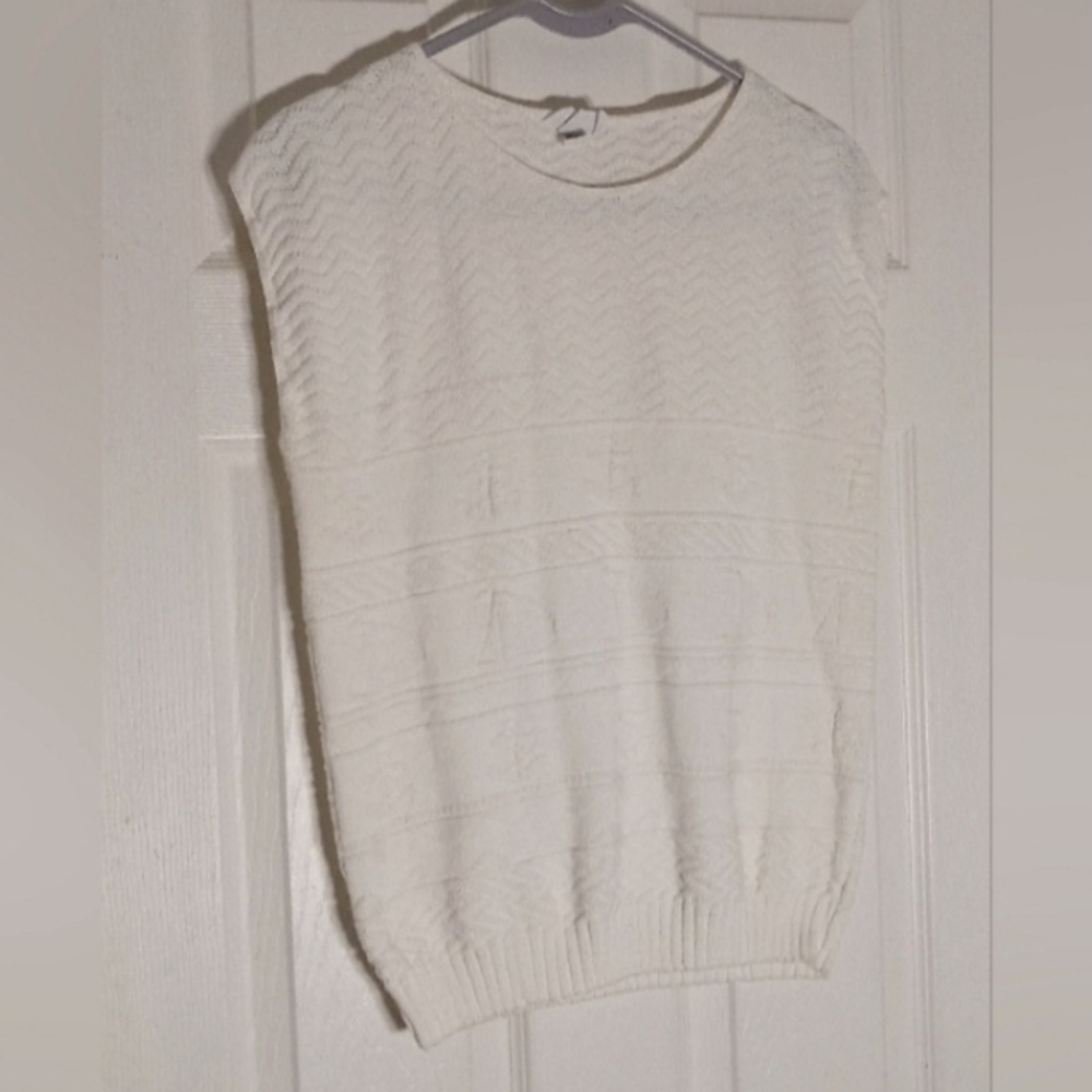 Elegant White Sleeveless Sweater (Size L)